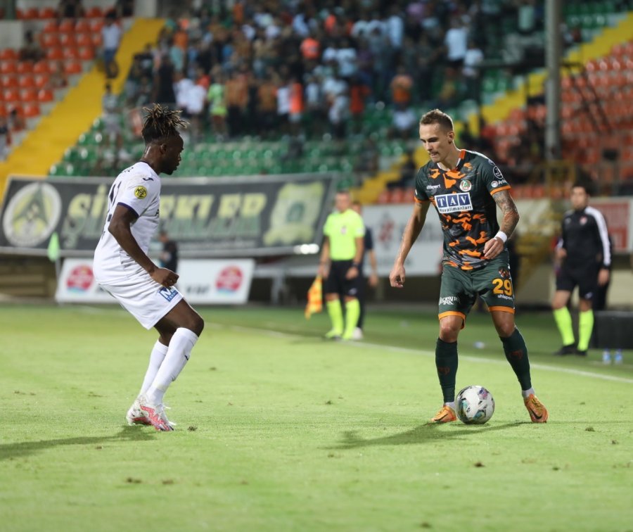 Spor Toto Süper Lig: Corendon Alanyaspor: 0 - Mke Ankaragücü: 0 (ilk Yarı)