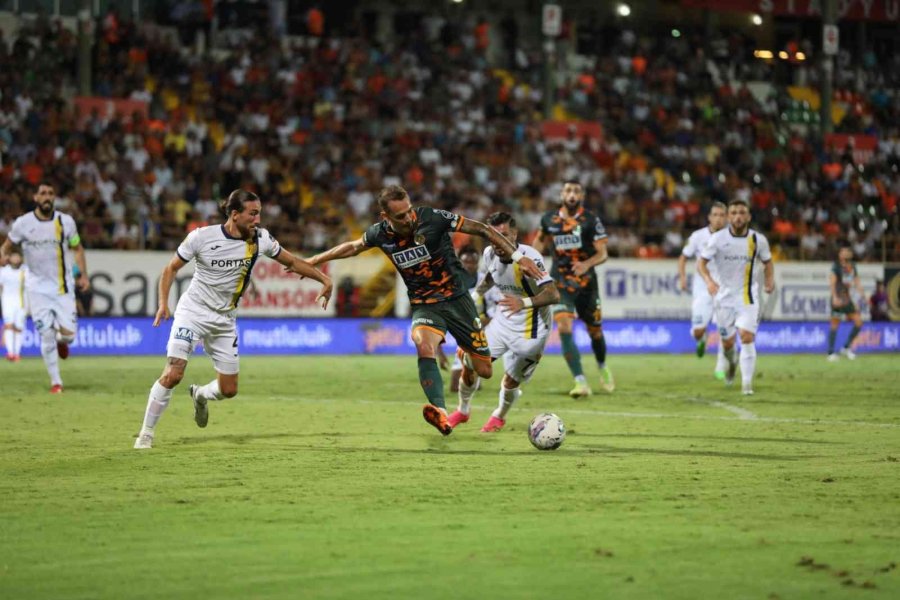 Spor Toto Süper Lig: Corendon Alanyaspor: 0 - Mke Ankaragücü: 0 (ilk Yarı)