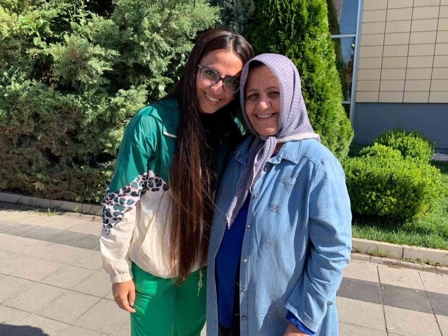 İndirimli Ürünler İçin Geceden Sıraya Girdiler