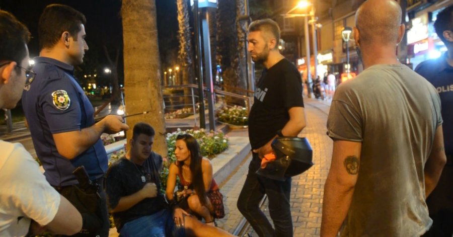 Elektrikli Scooterlar Tramvay Yolunda Kafa Kafaya Çarpıştı: 2 Yaralı