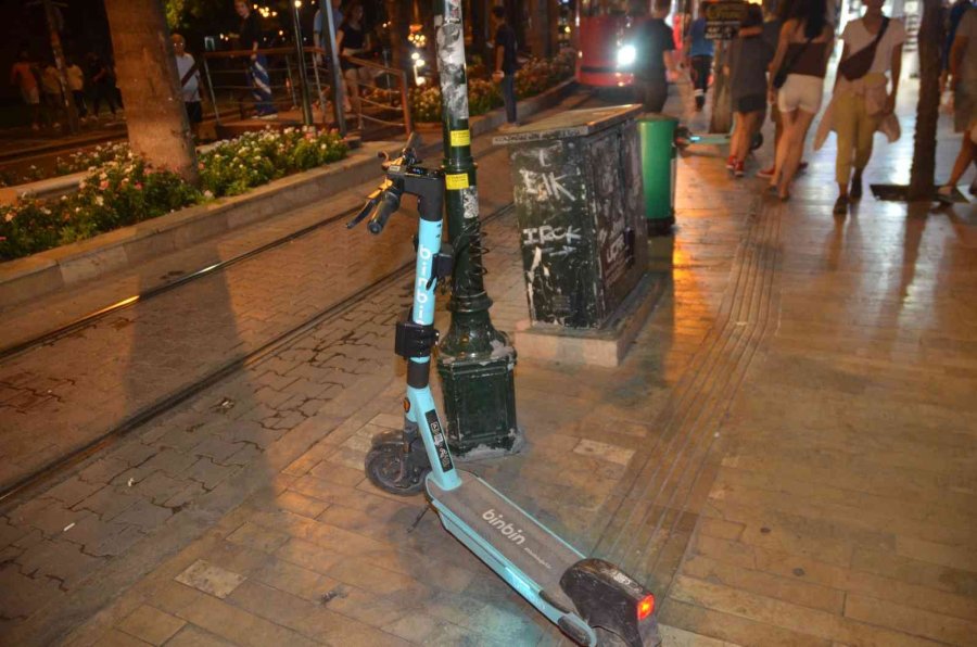 Elektrikli Scooterlar Tramvay Yolunda Kafa Kafaya Çarpıştı: 2 Yaralı