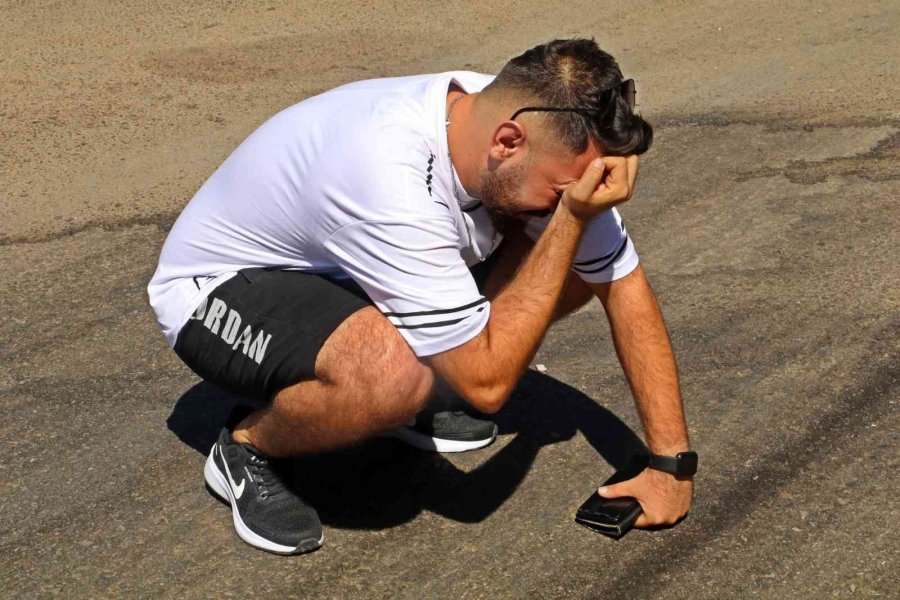 Yavruyken Aldığı Can Dostu Gözlerinin Önünde Otomobilin Altında Kaldı, Gözyaşlarına Boğuldu