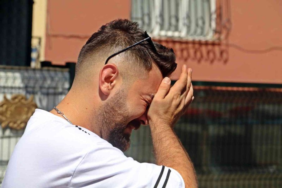 Yavruyken Aldığı Can Dostu Gözlerinin Önünde Otomobilin Altında Kaldı, Gözyaşlarına Boğuldu