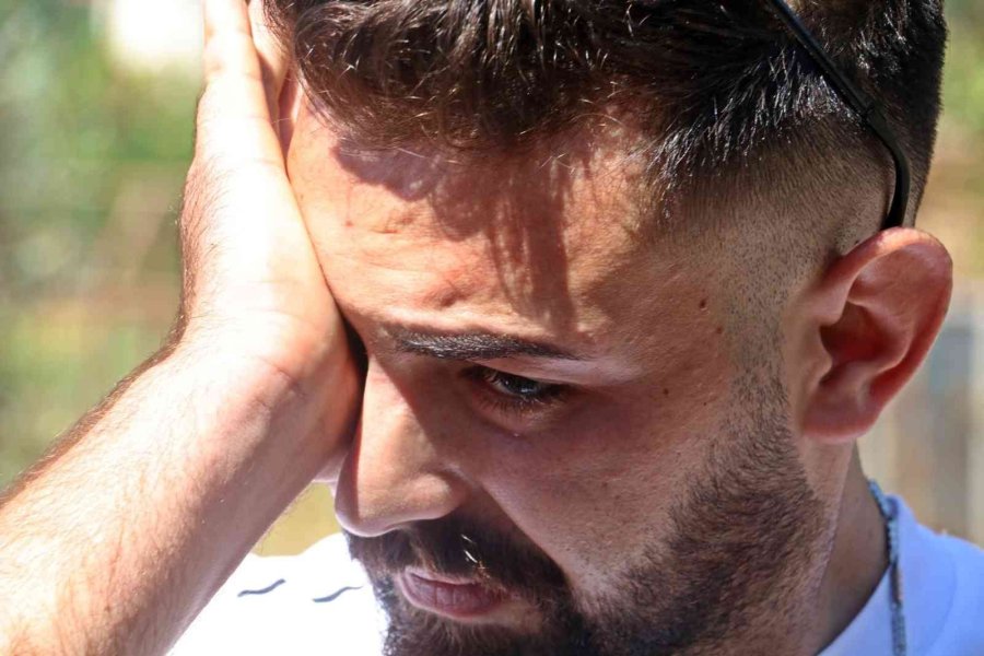 Yavruyken Aldığı Can Dostu Gözlerinin Önünde Otomobilin Altında Kaldı, Gözyaşlarına Boğuldu