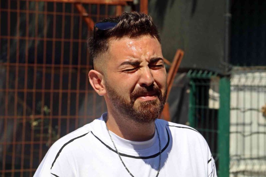 Yavruyken Aldığı Can Dostu Gözlerinin Önünde Otomobilin Altında Kaldı, Gözyaşlarına Boğuldu