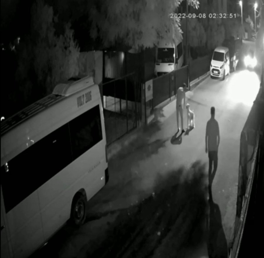 Yavruyken Aldığı Can Dostu Gözlerinin Önünde Otomobilin Altında Kaldı, Gözyaşlarına Boğuldu