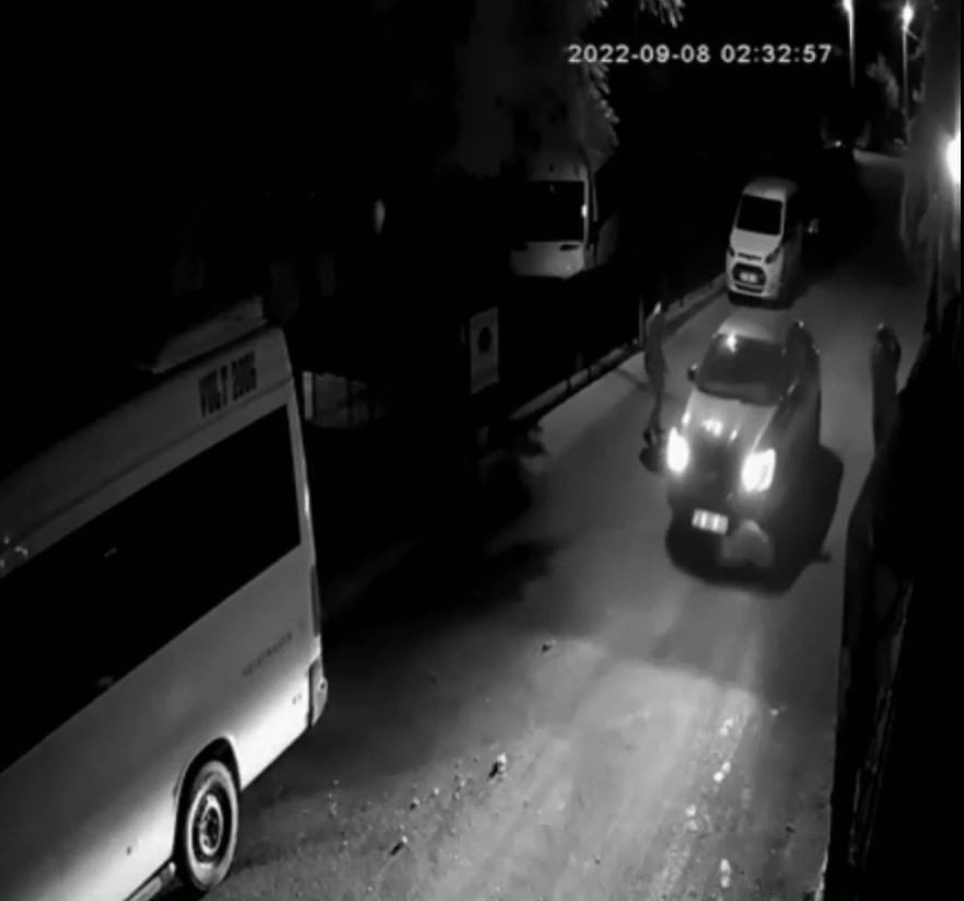 Yavruyken Aldığı Can Dostu Gözlerinin Önünde Otomobilin Altında Kaldı, Gözyaşlarına Boğuldu