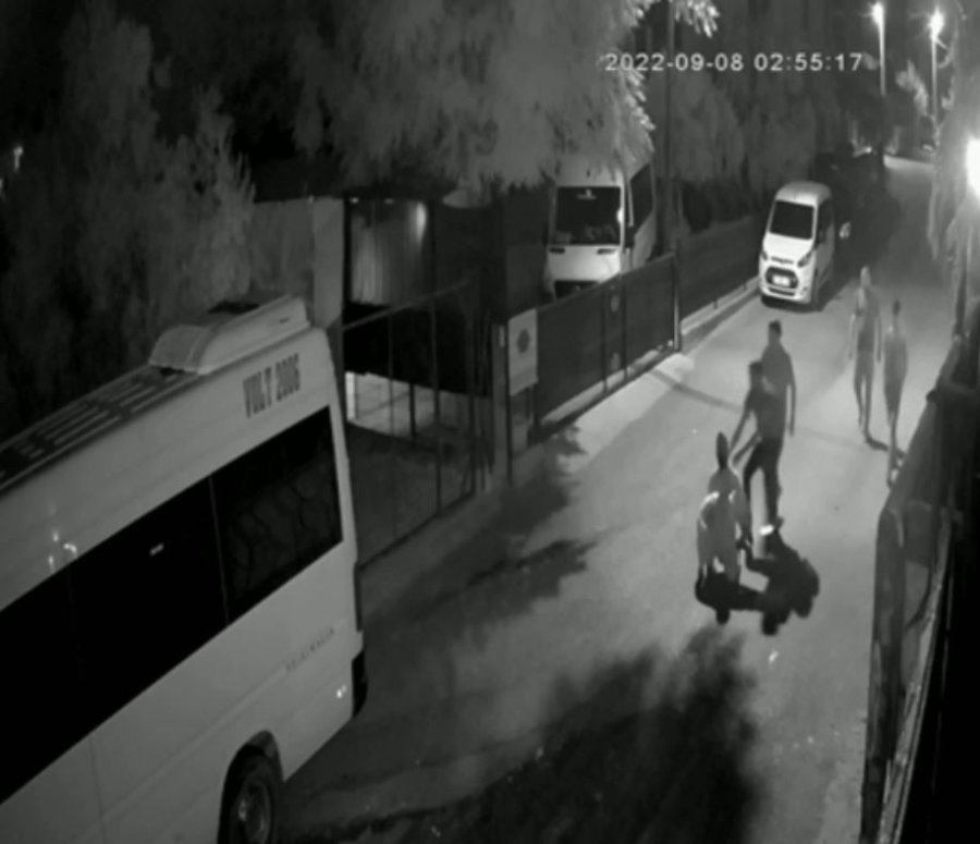 Yavruyken Aldığı Can Dostu Gözlerinin Önünde Otomobilin Altında Kaldı, Gözyaşlarına Boğuldu