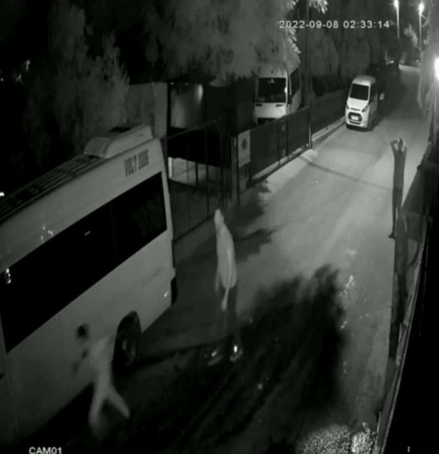 Yavruyken Aldığı Can Dostu Gözlerinin Önünde Otomobilin Altında Kaldı, Gözyaşlarına Boğuldu