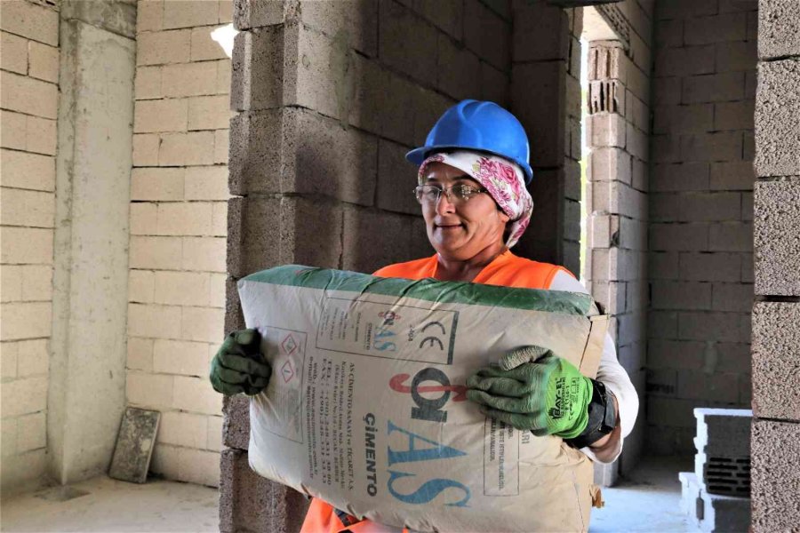 Milyonluk Villaların Duvarlarını Adeta Nakış Dokur Gibi Kadın Titizliği İle Örüyor