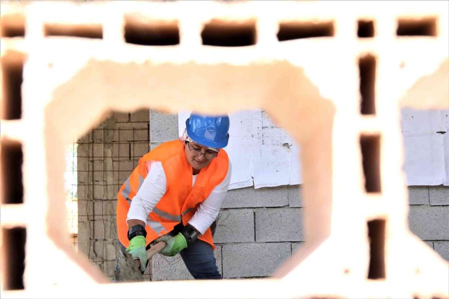 Milyonluk Villaların Duvarlarını Adeta Nakış Dokur Gibi Kadın Titizliği İle Örüyor