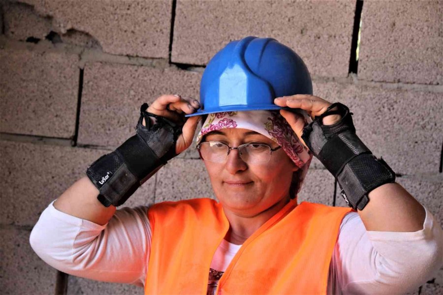 Milyonluk Villaların Duvarlarını Adeta Nakış Dokur Gibi Kadın Titizliği İle Örüyor