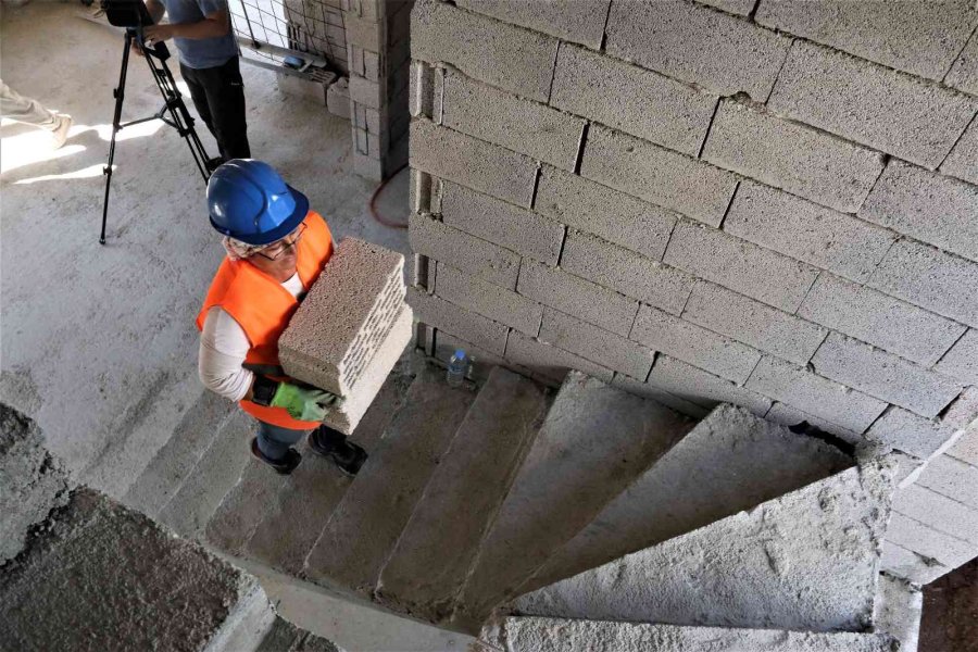 Milyonluk Villaların Duvarlarını Adeta Nakış Dokur Gibi Kadın Titizliği İle Örüyor