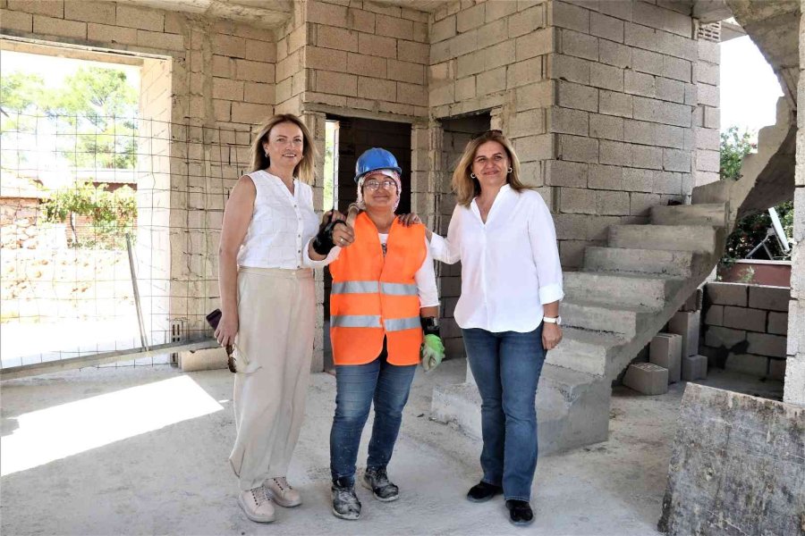 Milyonluk Villaların Duvarlarını Adeta Nakış Dokur Gibi Kadın Titizliği İle Örüyor