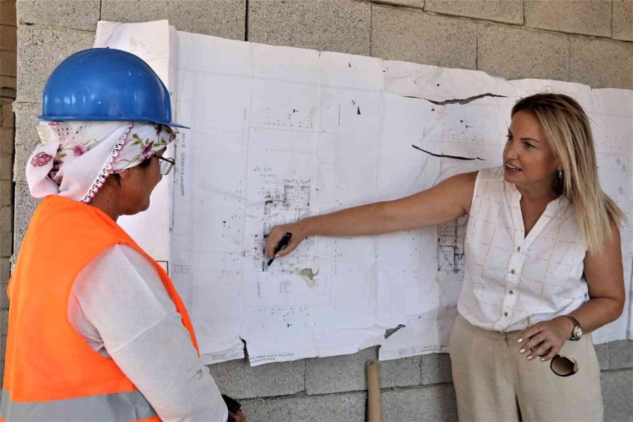 Milyonluk Villaların Duvarlarını Adeta Nakış Dokur Gibi Kadın Titizliği İle Örüyor