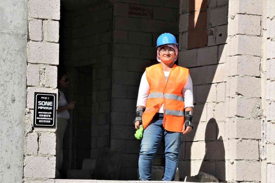 Milyonluk Villaların Duvarlarını Adeta Nakış Dokur Gibi Kadın Titizliği İle Örüyor