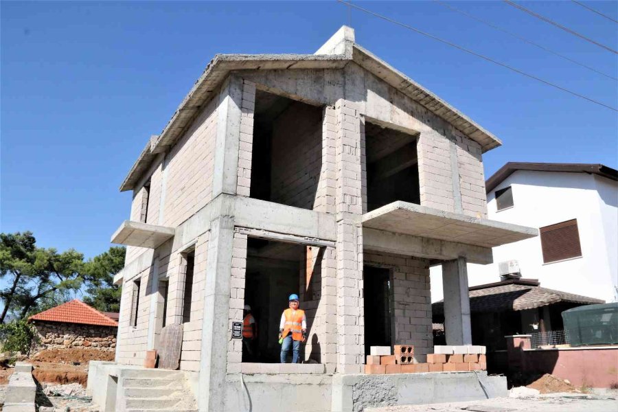 Milyonluk Villaların Duvarlarını Adeta Nakış Dokur Gibi Kadın Titizliği İle Örüyor