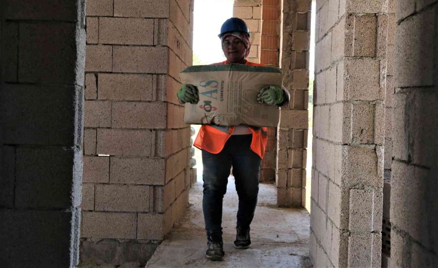 Milyonluk Villaların Duvarlarını Adeta Nakış Dokur Gibi Kadın Titizliği İle Örüyor