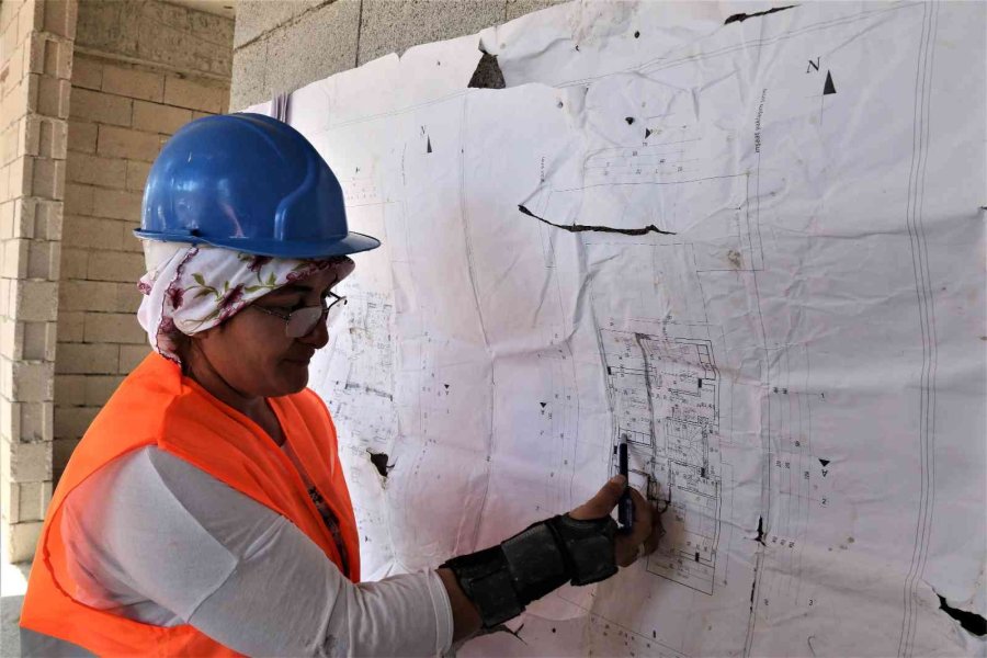 Milyonluk Villaların Duvarlarını Adeta Nakış Dokur Gibi Kadın Titizliği İle Örüyor