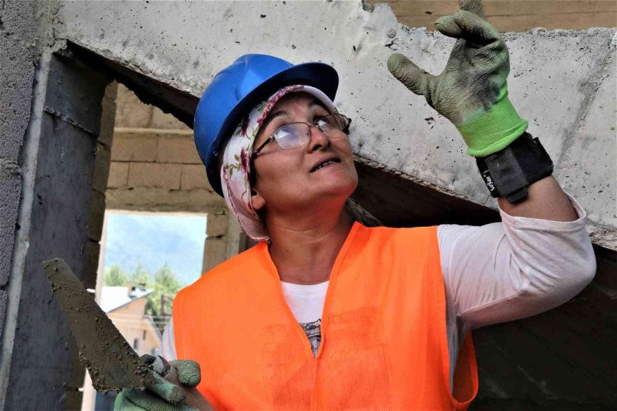 Milyonluk Villaların Duvarlarını Adeta Nakış Dokur Gibi Kadın Titizliği İle Örüyor