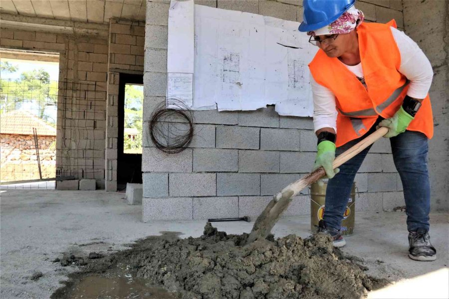 Milyonluk Villaların Duvarlarını Adeta Nakış Dokur Gibi Kadın Titizliği İle Örüyor