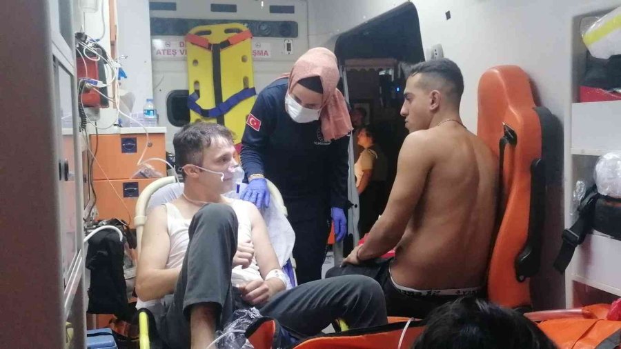 Otel Mutfağındaki Yangında 7 Personel Dumandan Etkilendi