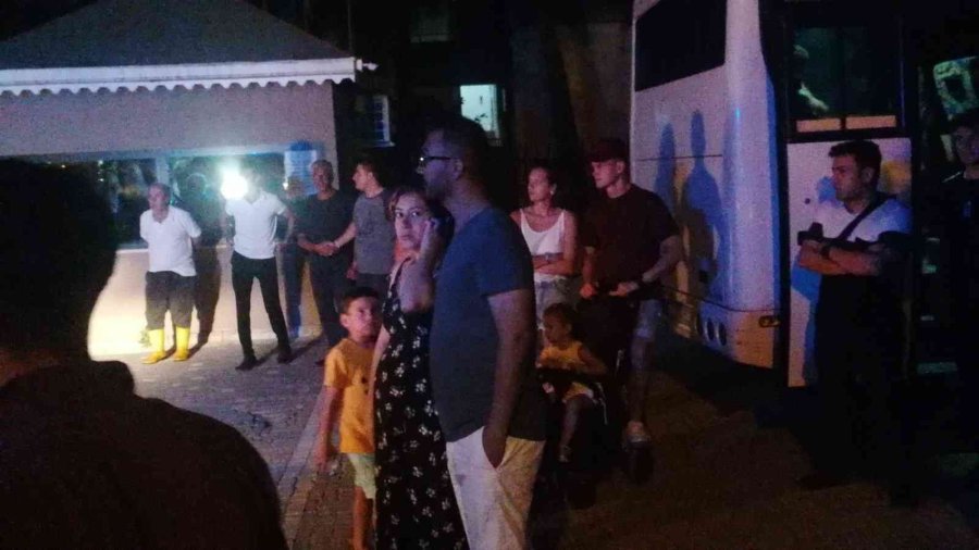 Otel Mutfağındaki Yangında 7 Personel Dumandan Etkilendi