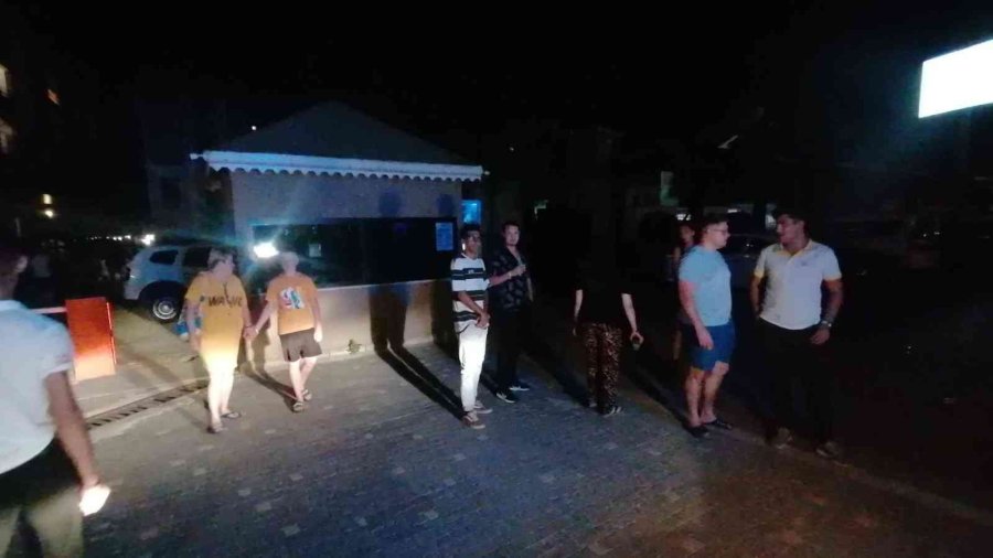 Otel Mutfağındaki Yangında 7 Personel Dumandan Etkilendi