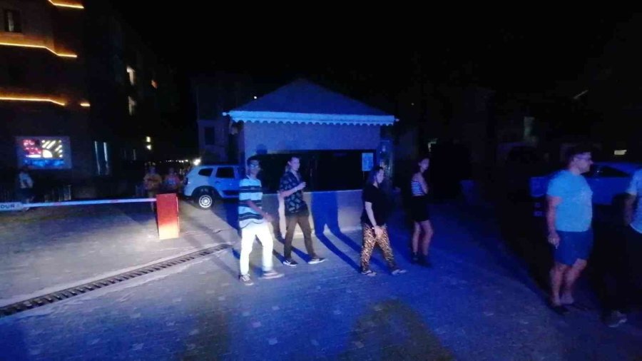 Otel Mutfağındaki Yangında 7 Personel Dumandan Etkilendi