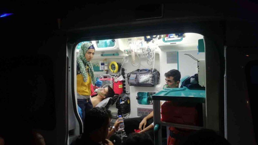 Otel Mutfağındaki Yangında 7 Personel Dumandan Etkilendi