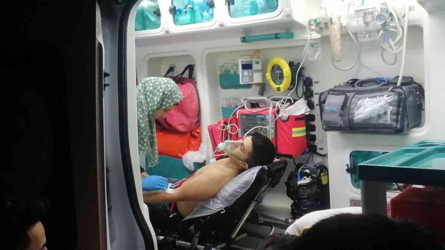 Otel Mutfağındaki Yangında 7 Personel Dumandan Etkilendi