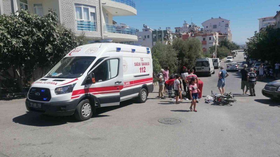 Kazada Yaralanan Kadına Şemsiyeli Koruma