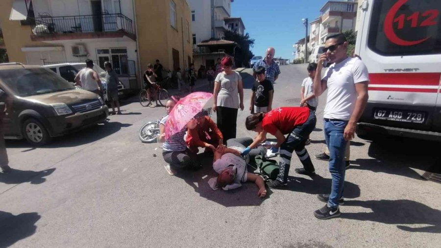 Kazada Yaralanan Kadına Şemsiyeli Koruma