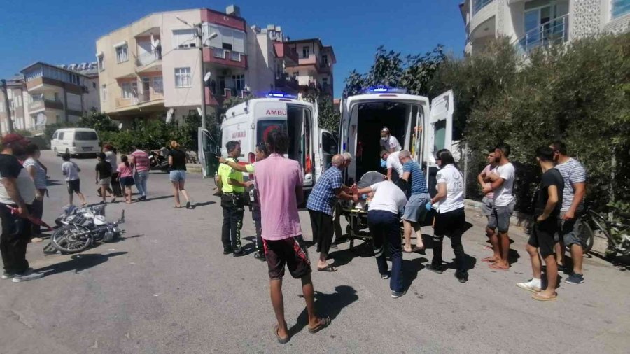 Kazada Yaralanan Kadına Şemsiyeli Koruma