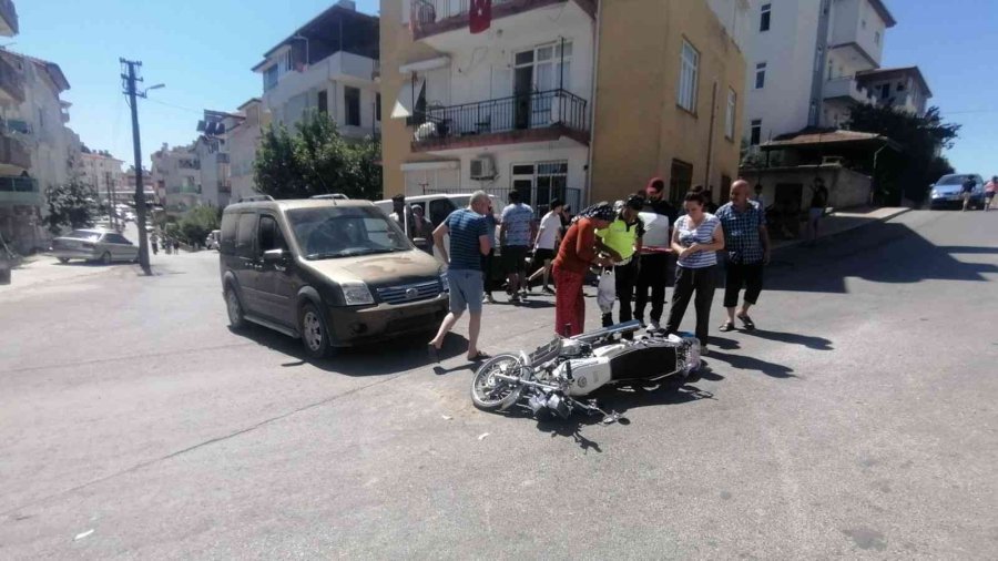 Kazada Yaralanan Kadına Şemsiyeli Koruma