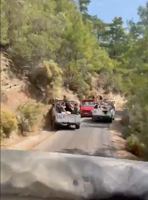 Antalya’da Turistleri Taşıyan Cip Safari Aracı Devrildi