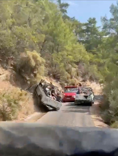 Antalya’da Turistleri Taşıyan Cip Safari Aracı Devrildi