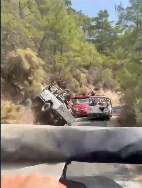 Antalya’da Turistleri Taşıyan Cip Safari Aracı Devrildi