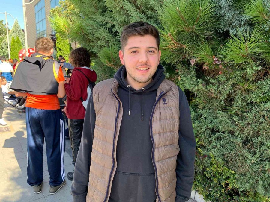 İndirimli Ürünler İçin Geceden Sıraya Girdiler