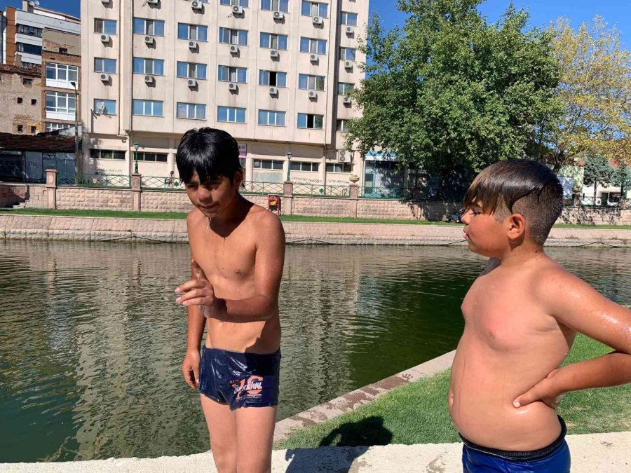 Arkadaşlarının Boğulduğu Noktada ‘bizden Hızlısı Mezarda’ Diyerek Yüzdüler