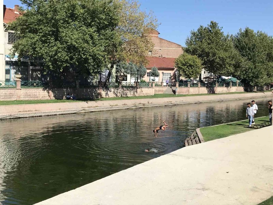 Arkadaşlarının Boğulduğu Noktada ‘bizden Hızlısı Mezarda’ Diyerek Yüzdüler
