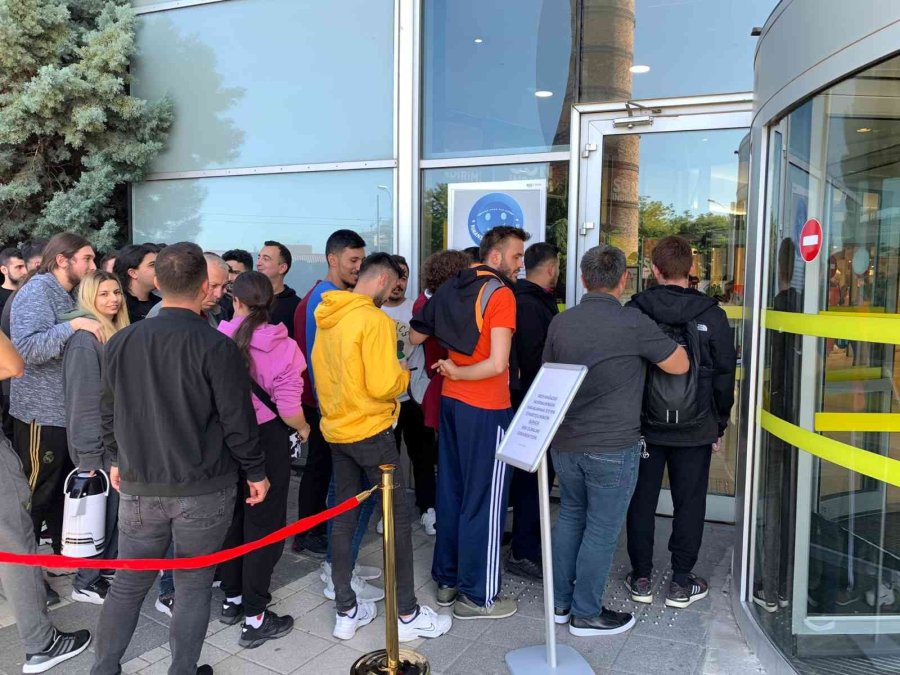 İndirimli Ürünler İçin Geceden Sıraya Girdiler