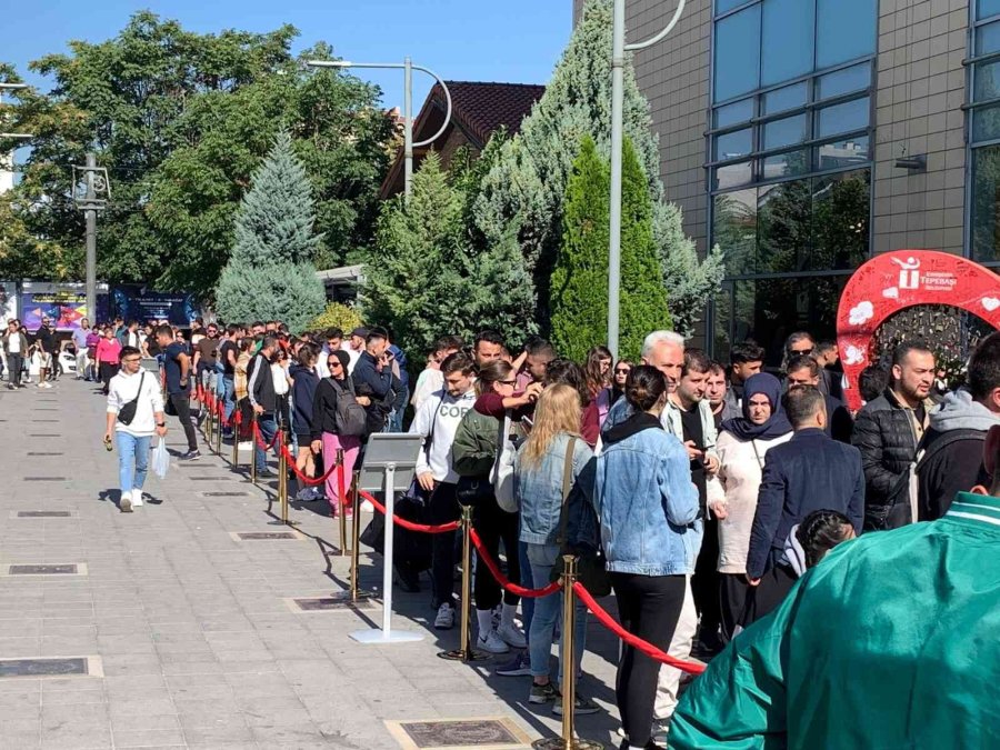 İndirimli Ürünler İçin Geceden Sıraya Girdiler