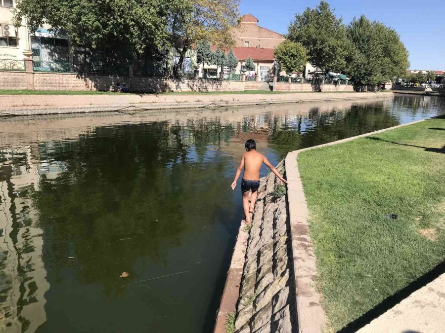 Arkadaşlarının Boğulduğu Noktada ‘bizden Hızlısı Mezarda’ Diyerek Yüzdüler