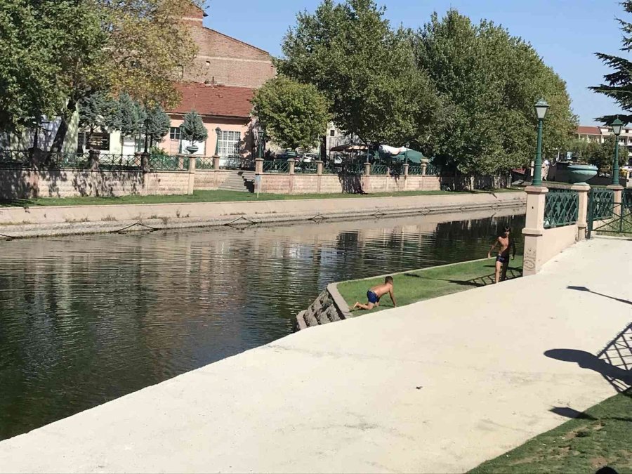 Arkadaşlarının Boğulduğu Noktada ‘bizden Hızlısı Mezarda’ Diyerek Yüzdüler