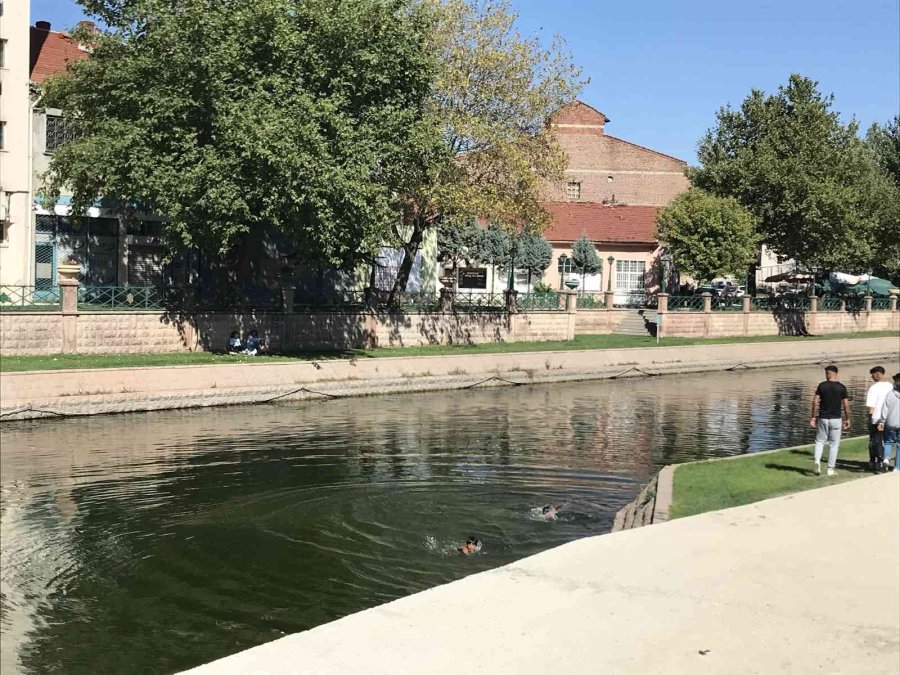 Arkadaşlarının Boğulduğu Noktada ‘bizden Hızlısı Mezarda’ Diyerek Yüzdüler