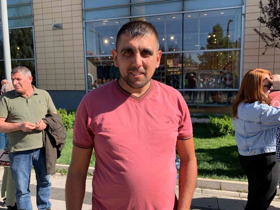 İndirimli Ürünler İçin Geceden Sıraya Girdiler