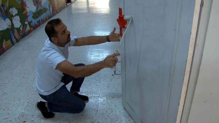 Öğretmenler Kolları Sıvadı, Okulu Boyadı