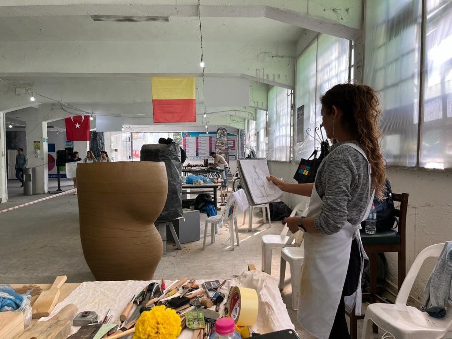 Bu Silüetin Hikayesi Boğazları Düğümlüyor