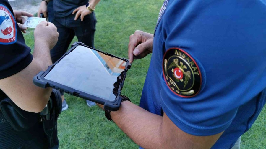 Aksaray’da Polis Ekipleri Hem Denetim Yapıyor Hem De Vatandaşları Dinliyor
